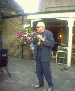 Robert Rankin sings